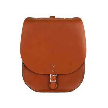 【The Leather Satchel Co.】英國原裝手工牛皮馬鞍後揹包 精湛工藝 新款磁釦設計方便開啟(倫敦棕)