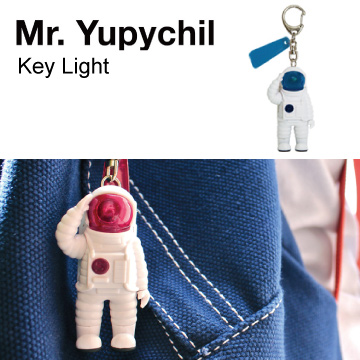 日本 Dreams Mr. Yupychil 太空人造型LED發光鑰匙圈 地球藍