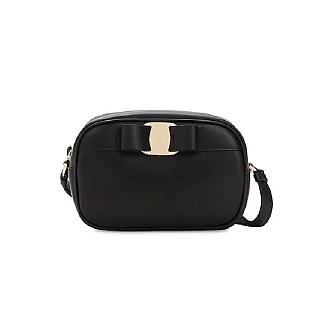【Salvatore Ferragamo】VARA系列金屬LOGO蝴蝶結滑面小牛皮 手拿 斜背包 相機包 黑色