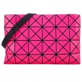 ISSEY MIYAKE 三宅一生 BAOBAO幾何亮面方格4x6斜背包(大/桃紅)