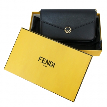 FENDI 小牛皮金屬LOGO可拆式手拿素面斜背包(黑)